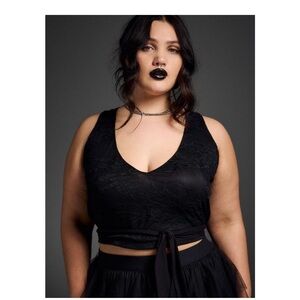 NWT TORRID TIE FRONT CROP TOP size 2